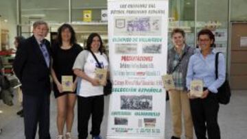 De izquierda a derecha, Rafael Muga, el autor, Olga Vela, Gorospe, Victoria y &Aacute;ngela, pioneras del f&uacute;tbol femenino. 