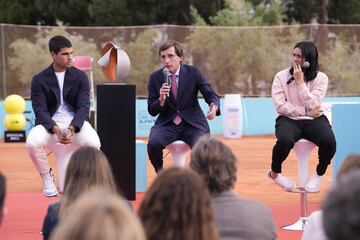 Carlos Alcaraz, José Luis Martínez Almeida y Ons Jabeur en la presentación del Mutua Madrid Open.