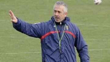 <b>PENSATIVO. </b>Preciado medita hacer cambios para el partido del domingo ante el Getafe.