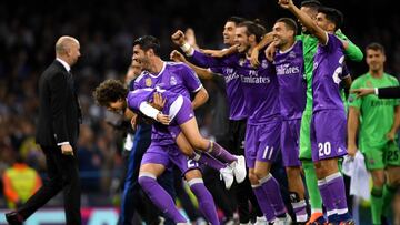 Morata, Bale, Kovacic, Casilla y Asensio, todos ellos suplentes en Cardiff, festejan juntos el triunfo sobre el c&eacute;sped.