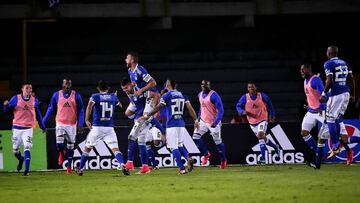 Los jugadores de Millonarios celebrando el gol de Mat&iacute;as De Los Santos que le dio la victoria sobre Patriotas por Liga &Aacute;guila I-2018