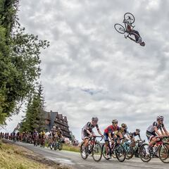 Backflip sobre el pelotón en la Vuelta a Polonia