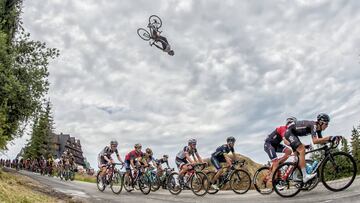 Szymon Godziek salto sobre pelotón vuelta a polonia
