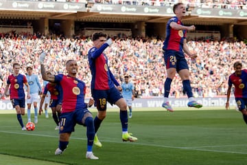El partido fue un autntico espectculo, con el Celta sorprendiendo al Bar?a al adelantarse 1-3 gracias a un hat-trick de Borja Iglesias. Sin embargo, el Bar?a reaccion con contundencia en la segunda mitad. Raphinha fue el gran protagonista, anotando un doblete y asistiendo a Dani Olmo, quien tambin marc.

El gol decisivo lleg en el tiempo a?adido, cuando Raphinha convirti un penalti en el minuto 90+8, asegurando una victoria crucial para el Bar?a en su lucha por el ttulo. El partido estuvo lleno de emocin, con varias tarjetas amarillas y decisiones del VAR que mantuvieron la tensin hasta el ltimo segundo.