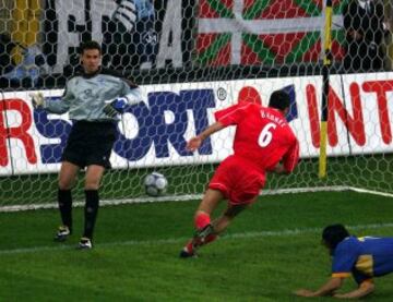 El Liverpool gan車 su 迆ltima UEFA en la temporada 2000-2001. En la antol車gica final se enfrent車 al Alav谷s, al que gan車 5-4 tras disputar la pr車rroga.
Makus Babbel anot車 el 1-0.
