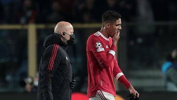BERGAMO, ITALY - NOVEMBER 02: Raphael Varane of Manchester United walks off injured during the UEFA Champions League group F match between Atalanta and Manchester United at Stadio di Bergamo on November 02, 2021 in Bergamo, Italy. (Photo by Emilio Andreol