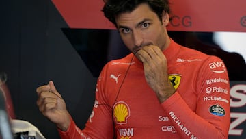 Ferrari's Spanish driver Carlos Sainz Jr., prepares to race in the garage during the third practice session for the Formula One Mexico Grand Prix at the Hermanos Rodriguez racetrack in Mexico City on October 28, 2023. (Photo by ALFREDO ESTRELLA / AFP)