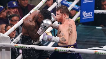 Momento en que el Canelo Álvarez conecta a Jermell Charlo.