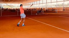 El tenista espa&ntilde;ol Rafa Nadal entrena sobre las pistas de arcilla de la Rafa Nadal Academy by Movistar.