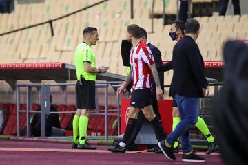 El árbitro Estrada Fernández revisó en el VAR la tarjeta roja a Íñigo Martínez por la jugada del penalti a Portu. El colegiado rectificó tras ver la acción y enseñó la cartulina amarilla al central del Athletic Club.
