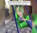El padre que arrasa en TikTok por pasarse el juego: el invento infalible para cuidar de su bebé y poder ver el fútbol