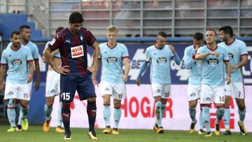 GRA495. EIBAR (GIPUZKOA), 24/09/2017.- El jugador del Eibar, Mauro Dos Santos,reacciona tras el tercer gol del Celta durante el encuentro de la Liga Santander de fútbol que han disputado hoy en el estadio de Ipurua de Eibar. EFE/Javier Etxezarreta