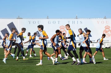 Pol Fortuny, a la derecha, en el entrenamiento de ayer con el primer equipo.