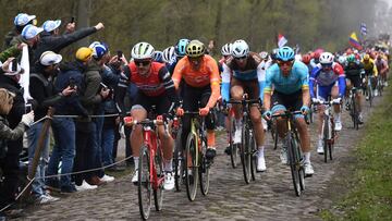 Los ciclistas ruedan por el tramo de pav&eacute;s del Bosque de Arenberg durante la Par&iacute;s-Roubaix 2019.