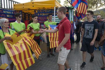 Reparto de Esteladas antes del encuentro. 