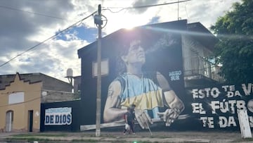 Unas de las viviendas del exfutbolista argentino, se convierte en una cocina solidaria para las personas más vulnerables, donde se hacen sopas y diferentes comidas para los más vulnerables.