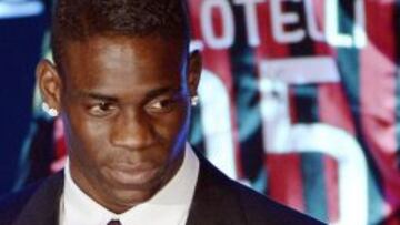 Balotelli, en un acto con el Mil&aacute;n.