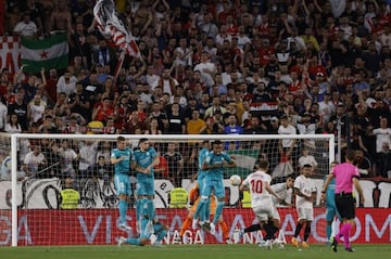 Así se abrió la barrera del Madrid para facilitar el gol de Rakitic.