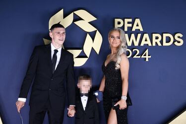 El jugador del Manchester City, Phil Foden junto a su hujo, Ronnie Foden y su mujer, Rebecca Cooke.
