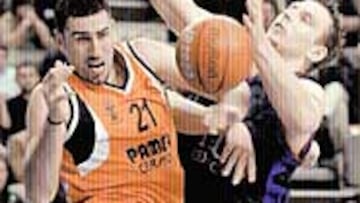 <b>DUREZA.</b> Dikoudis, del Pamesa, y Betts, del Tau, pelean por el balón.