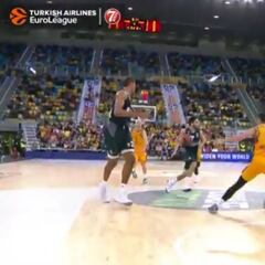 Siempre deja alguna joya: el pase sin mirar de Campazzo