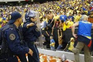 Batalla campal y caos en México tras el duelo entre América y Sao Caetano en el Estadio Azteca por Copa Libertadores.