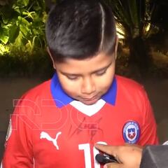 Vidal emociona a un niño chileno que nació en Bolivia con este gesto: crack total