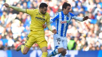 Iborra y Oyarzabal pugnan por un bal&oacute;n en el partido entre Villarreal y Real Sociedad.