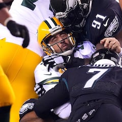 Aaron Rodgers abandonó el juego de Packers vs Eagles por lesión en las costillas