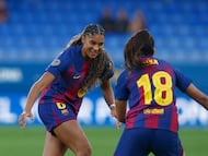 BARCELONA, 06/04/2026.- La centrocampista suiza del Fc Barcelona Sydney Joy Schertenleib (i) celebra su gol durante el encuentro correspondiente a la jornada 25 de la Liga F entre FC Barcelona y FC Badalona Women este lunes en el estadio Johan Cruyff de la localidad barcelonesa de Sant Joan Despi. EFE/Quique García