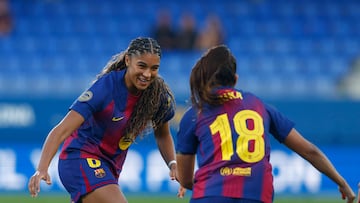 BARCELONA, 06/04/2026.- La centrocampista suiza del Fc Barcelona Sydney Joy Schertenleib (i) celebra su gol durante el encuentro correspondiente a la jornada 25 de la Liga F entre FC Barcelona y FC Badalona Women este lunes en el estadio Johan Cruyff de la localidad barcelonesa de Sant Joan Despi. EFE/Quique García