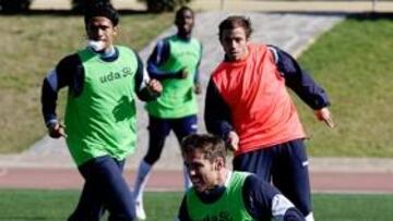 <b>CAUSA BAJA. </b>Miguel Ángel Corona, con gesto de dolor durante el entrenamiento del martes.