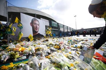 El FC Nantes se ha enfrentado hoy al Nîmes Olympique el cual ha sido la última despedida a el exjugador Emiliano Sala tras su fallecimiento. Los jugadores del club francés ha disputado el partido con vestimenta negra y con el nombre del argentino en la espalda.