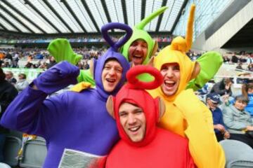 Fans vestidos de Teletubbies en el Mundial de Rugby durante el partido que enfrentó a Samoa y Escocia