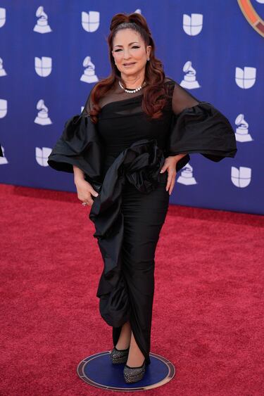 Gloria Estefan posa en la alfombra roja de los Latin Grammys 2025 celebrados en el MGM Grand Las Vegas.  



 
 