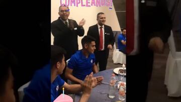 As¨ª le festejaron el cumplea?os a Felipe Mora en Cruz Azul