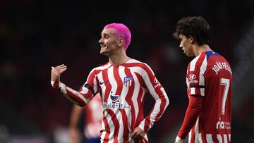 Griezmann, junto a João Félix, da indicaciones durante el Atlético-Elche.