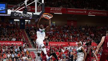 Yankuba Sima machaca el aro del UCAM Murcia en el tercer partido de las semifinales de la Liga Endesa.