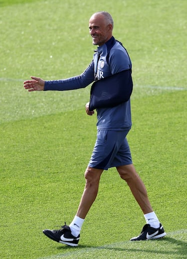 Luis Enrique apareció en el entrenamiento del Paris Saint-Germain Football Club tras someterse a la operación de clavícula. El técnico español sufrió un accidente al montar en bicicleta, de la que se cayó.