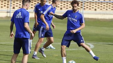 Eguaras da un pase en un entrenamiento.