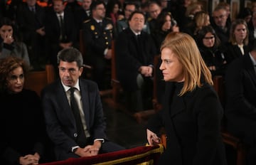 El presidente de la Generalitat valenciana, Carlos Mazón, y la delegada del Gobierno en la Comunidad Valenciana, Pilar Bernabé,  durante la misa funeral por los fallecidos en las inundaciones provocadas por la Dana, en la Catedral de Valencia.