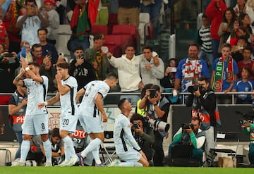 2-0. El delantero portugués celebra el gol que marca en el minuto 34 .