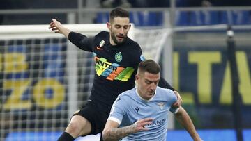 Soccer Football - Serie A - Inter Milan v Lazio - San Siro, Milan, Italy - January 9, 2022 Lazio&#039;s Sergej Milinkovic-Savic in action with Inter Milan&#039;s Roberto Gagliardini REUTERS/Alessandro Garofalo