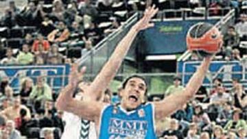 <b>DECISIÓN. </b>Entrada de Mendiburu, desbordando a su defensor.