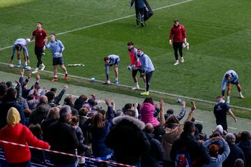 Jugadores del Espanyol lanzan al público asistente balones firmados.