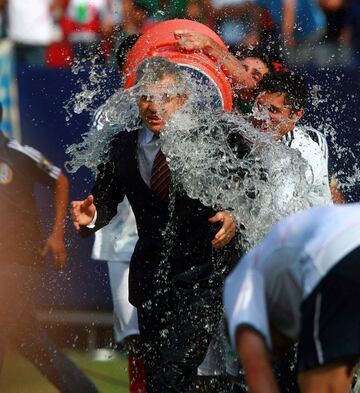 Imagen de Javier Aguirre, entrenador de la Selección Mexicana, tras ganar la Copa Oro 2009 ante Estados Unidos.