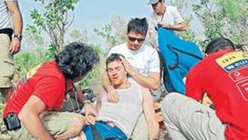 <b>LA IMAGEN DE LA DERROTA. </b>Efectivos sanitarios atienden a un inconsciente Marc Coma a los pocos minutos de su grave accidente.