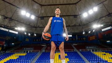 Willy Hernang¨®mez, p¨ªvot del Barcelona, posa para AS.