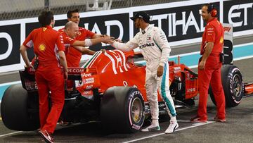 Lewis Hamilton saluda a miembros de Ferrari en Abu Dhabi 2018.