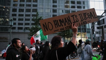Manifestantes marchan en protestas contra el ICE en Los Ángeles, California.